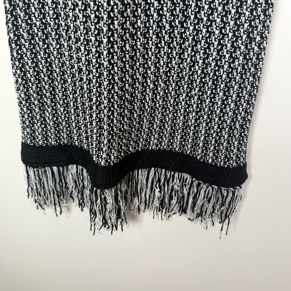English Factory Black White Chunky Knit Sleeveless Fringe Hem Dress - Picture 4 of 5